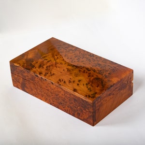 Marokkanische handgefertigte Thuja-Holz-Maserholz-Andenken / Schmuck- / Erinnerungsbox mit einzigartigen Maserholzmustern