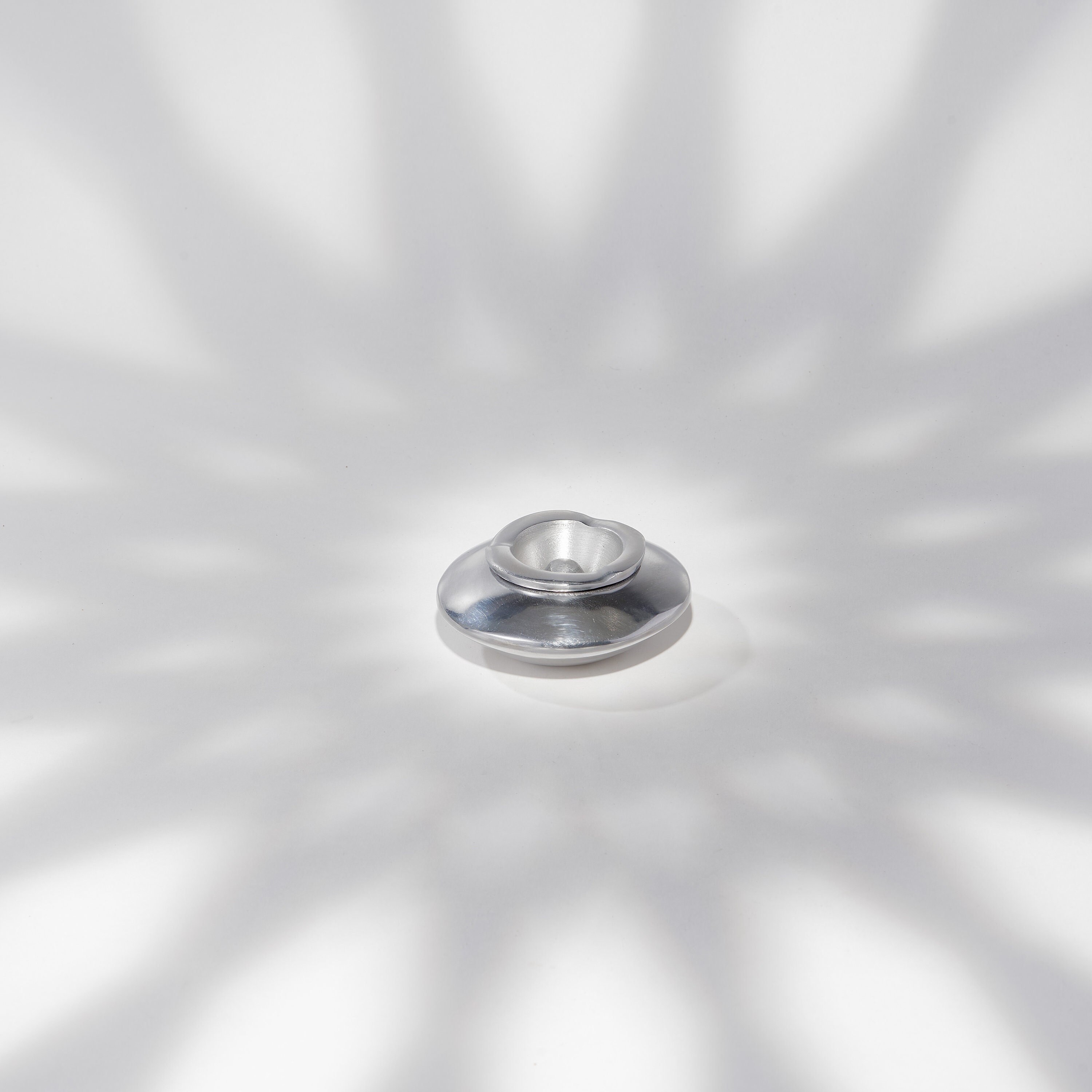 Cendrier Martelé Main En Aluminium Marocain - 10 Cm Diamètre - Avec Couvercle Anti-Odeur - Design Artisanal Unique - Commerce Équitable