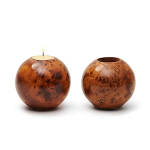 Thuya Wood Burl ラウンドボール ティーライト キャンドルホルダー - 2 個セット - 装飾ティーライト キャンドルホルダー | Yemma Goods