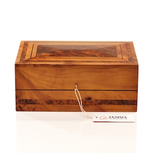 lockable thuya wooden jewellery box with a key, featuring intricate thuya burl veneer paterns