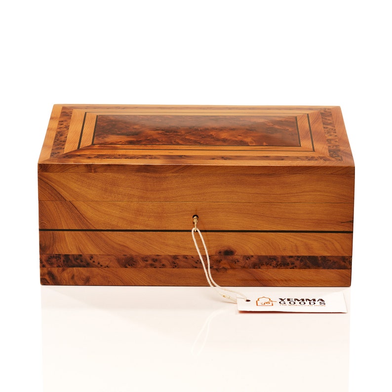 lockable thuya wooden jewellery box with a key, featuring intricate thuya burl veneer paterns