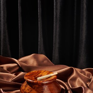 Thuya wood cigar ashtray with removable lid