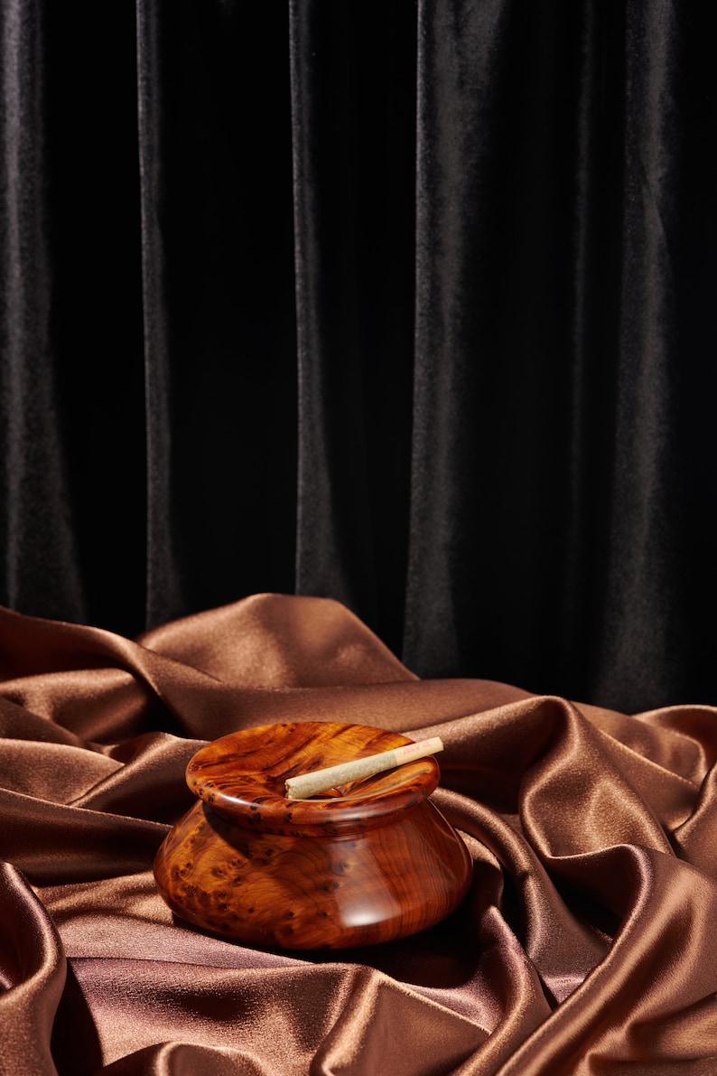 Thuya wood cigar ashtray with removable lid