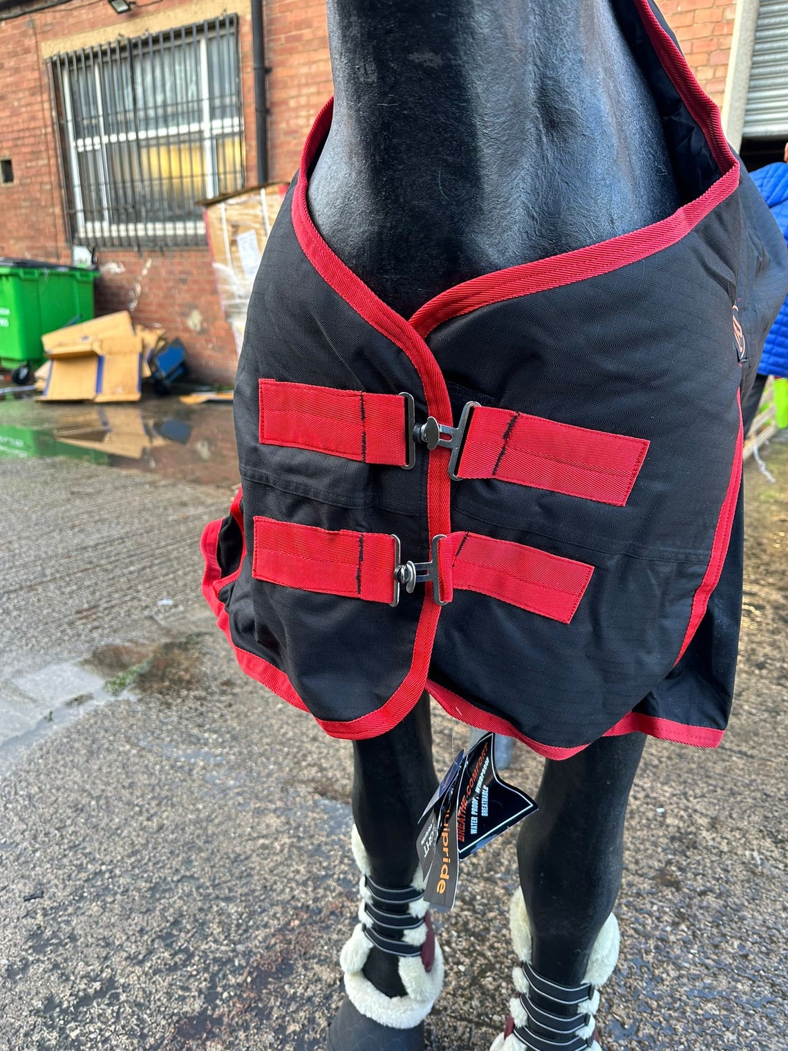 Horse Ripstop Turnout Rug 200g Fil 100 Waterproof & Breathable Black