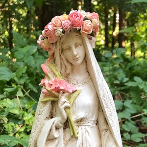 Statua artigianale della Vergine Maria con gigli / Statuetta d'arte sacra vintage