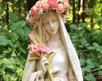 Estatua artesanal de la Virgen María con lirios / Figura de arte sacro vintage