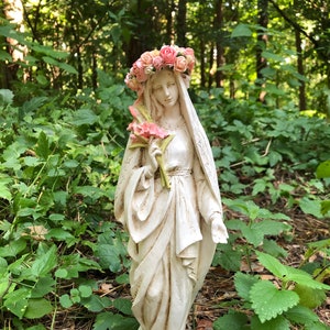 Estatua de la Virgen María hecha a mano con lirios