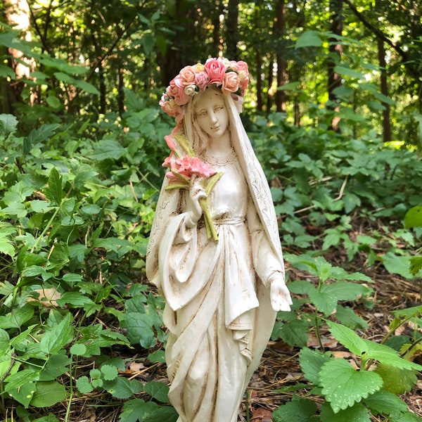 Statue de la Vierge Marie faite main avec lys