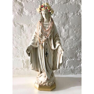 Estatua de la Virgen María con corona floral y rosario. imagen 3