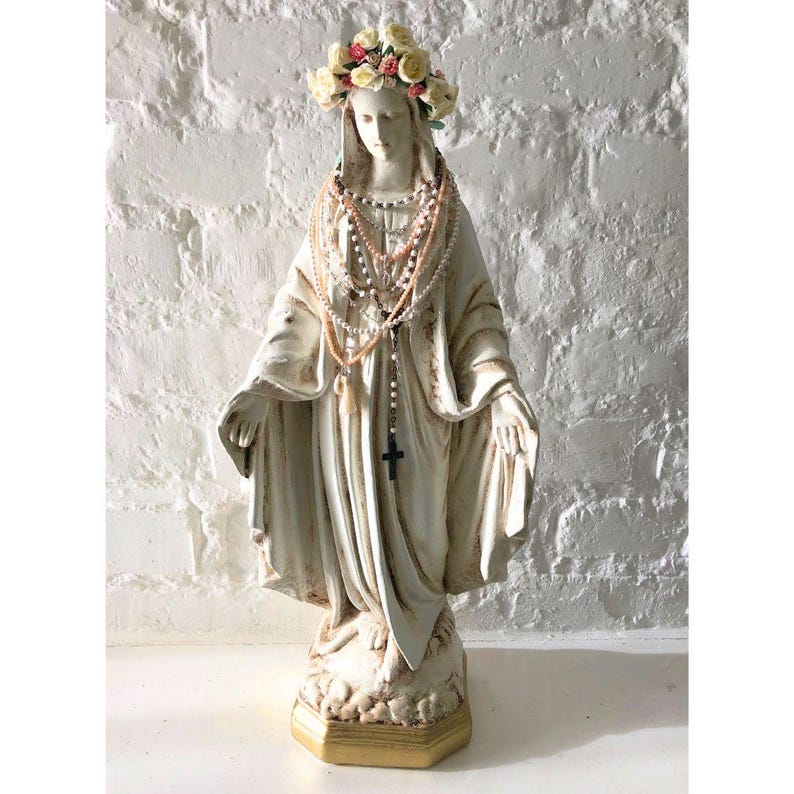 Estatua de la Virgen María con corona floral y rosario. imagen 3