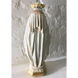 Estatua de la Virgen María con corona floral y rosario. imagen 5
