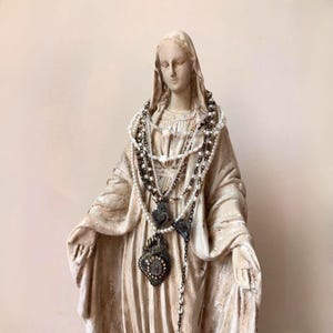 Estatua antigua de la Virgen María francesa / Sagrado Corazón, Rosarios, Decoración de altar con corona floral imagen 4
