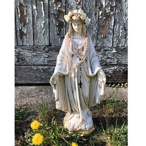 Estatua de la Virgen María con corona floral y rosario. imagen 2