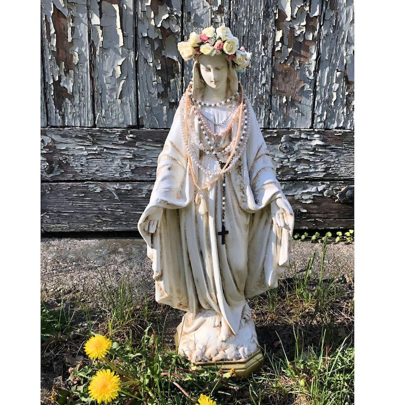 Estatua de la Virgen María con corona floral y rosario. imagen 2