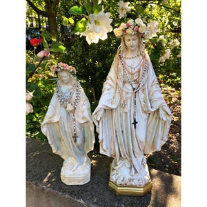 Estatua de la Virgen María con corona floral y rosario. imagen 7