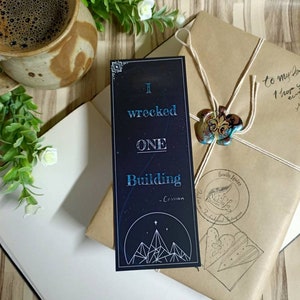 Marcapáginas inspirado en ACOTAR sjm con cita de Cassian Destruí un edificio