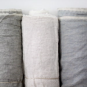 Tessuto di lino a righe Naturale Grigio Blu Bianco Stonewashed dall'aspetto vintage 100% lino Tessuto tagliato su misura Larghezza delle strisce 3 mm o 1,5 mm immagine 3