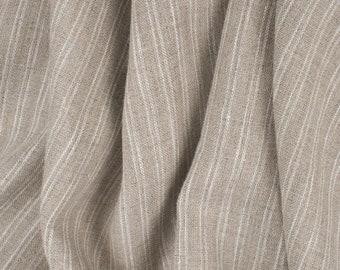 Puede incluir: Primer plano de una tela beige con rayas blancas. La tela tiene un aspecto texturizado y tejido.