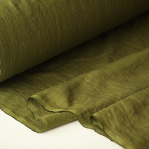 Può includere: Un rotolo di tessuto verde oliva con una superficie leggermente strutturata.