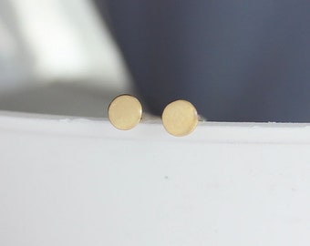 Pendientes de botón redondos lisos de oro, pendientes de oro macizo para mujer, pendientes minimalistas de oro puro, delicados pendientes de disco, pendientes de botón planos de círculo