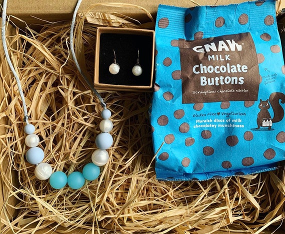 Gift box for her incl silicone bead necklace, 925 sterling silver earrings and chocolate