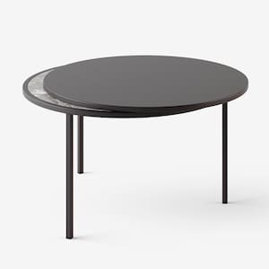 Może przedstawiać: Nowoczesny stolik kawowy dwupoziomowy, w kolorze ciemnoszarym. Górny poziom jest okrągły i jednolity, a dolny ma wzór marmuru. Stół ma cztery smukłe, czarne nogi. Średnica ok. 70 cm.