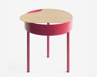 Beistelltisch mit Messingplatte: Moderner minimalistischer Beistelltisch