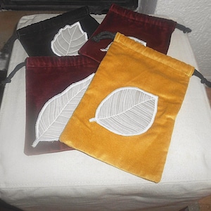 Autumnal bag with drawstring and appliqué