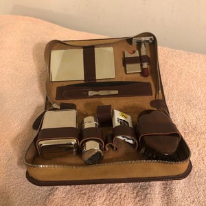 Kit da viaggio per la cura della persona da uomo vintage, custodia in pelle, pezzi in piastra cromata