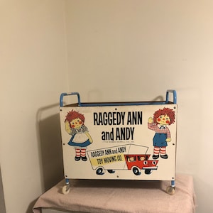 Wózek zabawkowy Raggedy Ann & Andy Toy Cart z lat 70. firmy Bobbs-Merrill