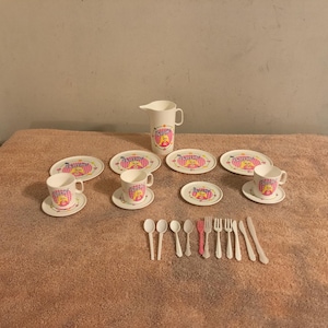 Conjunto de té de plástico vintage Chilton Globe Barbie, incompleto, 23 piezas