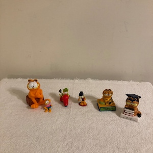 Lot of Vintage Garfield Figures Collectibles & Key Chain
