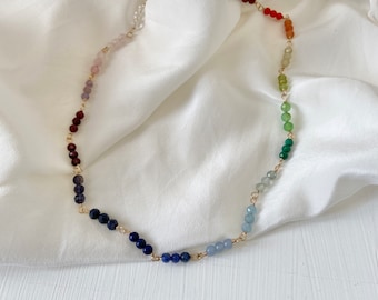 Halskette aus mehrfarbigen Steinen und 14 Karat Gold, 925er Silber | Natürliche Edelsteine mit Farbverlauf | Regenbogen | Buntes Sommerjuwel