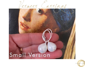 VERMEER CLASSIC Small - Pendientes con pequeña perla de concha y círculo ovalado en plata 925. Delicado y femenino, un clásico moderno.