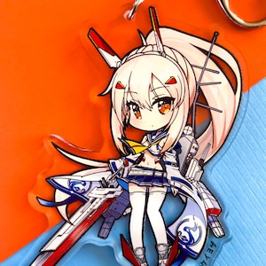 Może przedstawiać: Przezroczysty brelok akrylowy z postacią anime chibi o długich białych włosach, czerwonych oczach i niebiesko-białej marynarskiej odzieży. Postać trzyma miecz i statek. Brelok ma srebrny pierścień i napis "©カイヨウ" na dole.