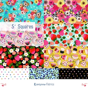 Könnte beinhalten: Ein Set mit 9 Stoffquadraten, jedes mit einem anderen farbenfrohen Muster. Die Muster umfassen Teetassen, Erdbeeren, Blumen und Punkte. Die Quadrate sind 12,7 cm groß und perfekt für Patchwork oder andere Bastelprojekte. Der Text "5" Squares" ist auf dem Bild gedruckt.
