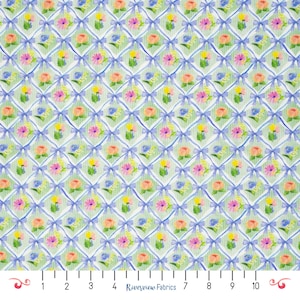 Puede incluir: Tela con un patrón repetido de lazos azules, flores y rayas verdes. Las flores son en tonos de rosa, amarillo y naranja. La tela tiene un efecto acuarela y una sensación delicada y femenina.