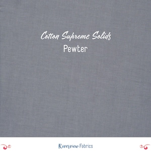 Pode incluir: Uma amostra de tecido em close-up em uma cor sólida de estanho. O texto "Cotton Supreme Solids" e "Pewter" está escrito em branco. O logotipo da Riverview Fabrics está na parte inferior.