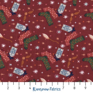 Puede incluir: Tela roja con un patrón repetido de calcetines verdes y rosas, estrellas doradas y estrellas blancas. Los calcetines tienen un patrón de rayas verdes y blancas y una etiqueta que dice "Felices Fiestas".