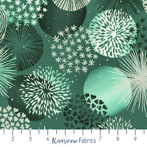 Può includere: Tessuto verde con un motivo ripetuto di cerchi bianchi e argentati con diversi design. I cerchi hanno un aspetto testurizzato e includono disegni come stelle, spirali e linee radianti. Il tessuto è largo 25,4 cm.
