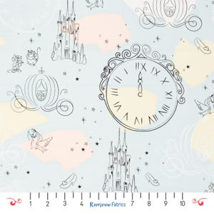 以下が含まれることがあります： 薄い青色の背景に、シンデレラの城、馬車、時計、鳥の白黒のイラストが描かれています。背景には薄いピンクと黄色の模様があります。
