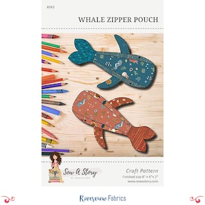 Può includere: Due pochette con cerniera a forma di balena, una turchese e una color ruggine, con motivi stravaganti. La balena turchese presenta un design di vita marina, mentre la balena color ruggine ha un motivo floreale. La dimensione finita è di 20 cm x 10 cm x 5 cm. Il testo "WHALE ZIPPER POUCH" è in alto.