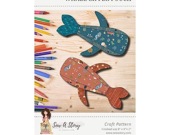 Può includere: Due pochette con cerniera a forma di balena, una turchese e una color ruggine, con motivi stravaganti. La balena turchese presenta un design di vita marina, mentre la balena color ruggine ha un motivo floreale. La dimensione finita è di 20 cm x 10 cm x 5 cm. Il testo "WHALE ZIPPER POUCH" è in alto.