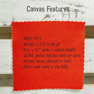 K&ouml;nnte beinhalten: Ein Nahaufnahme eines leuchtend orangefarbenen Stoffmusters mit dem Text "Canvas Features" und Details zum Stoff, einschlie&szlig;lich seiner Zusammensetzung, seines Gewichts, seiner Gr&ouml;&szlig;e und seiner Herkunft. Der Stoff besteht aus 100 % recycelten Plastikflaschen.