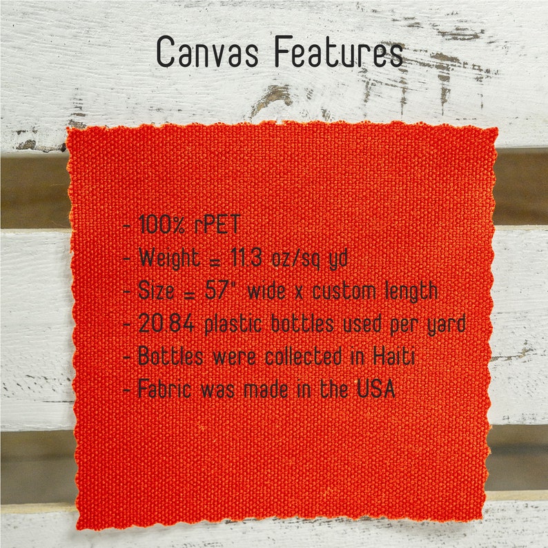 K&ouml;nnte beinhalten: Ein Nahaufnahme eines leuchtend orangefarbenen Stoffmusters mit dem Text "Canvas Features" und Details zum Stoff, einschlie&szlig;lich seiner Zusammensetzung, seines Gewichts, seiner Gr&ouml;&szlig;e und seiner Herkunft. Der Stoff besteht aus 100 % recycelten Plastikflaschen.
