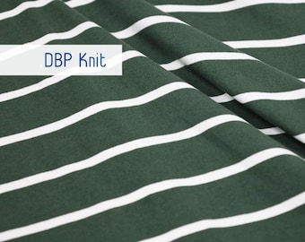 Puede incluir: Primer plano de una tela de rayas verdes y blancas con el texto "DBP Knit" en una etiqueta blanca. La tela es de punto y tiene una sensación suave y cómoda.