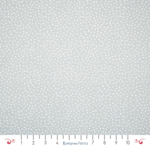 Peut inclure: Un tissu gris clair avec un motif de pois blancs. Le tissu est présenté avec une règle pour l'échelle.