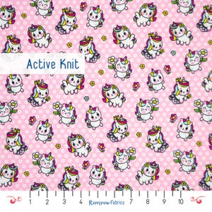 Può includere: Tessuto rosa con un motivo ripetuto di unicorni dei cartoni animati con crini arcobaleno e accenti floreali. Il tessuto presenta anche piccoli pois bianchi e fiori. Il testo "Active Knit" è visualizzato sul tessuto.