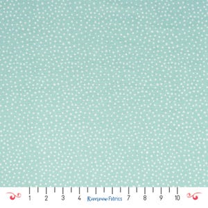 Pode incluir: Um tecido azul claro com um padrão de bolinhas brancas. O tecido é mostrado com uma régua para escala.