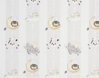 Op de afbeelding: Witte stof met grijze strepen en een herhalend patroon van dieren, waaronder een leeuw, een olifant, een zebra en een cheetah. De dieren zijn afgebeeld terwijl ze slapen op een halve maan of vliegen met vleugels. De stof heeft een subtiele glans en is perfect voor een babykamer of kinderkamer.